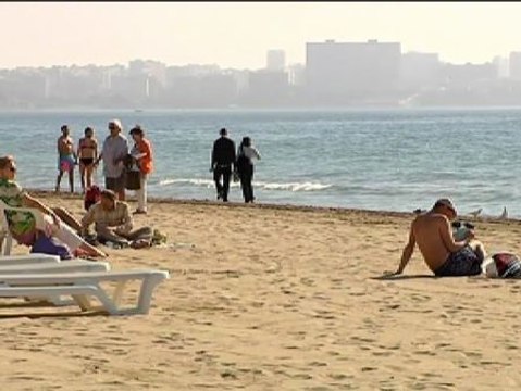 Las playas de Alicante se llenan de bañistas ante la llegada del buen tiempo.