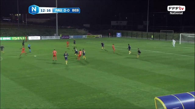 Magnifique reprise qui finit sur la barre transversale !