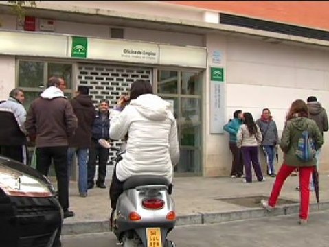 El paro registrado supera los cinco millones en febrero