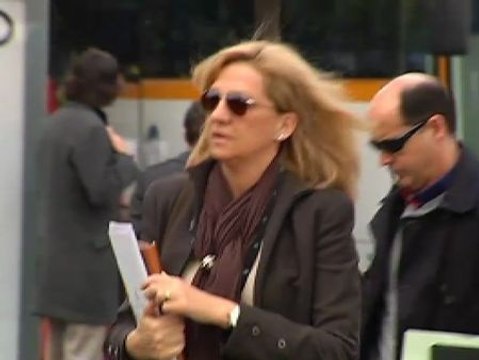 Gesto serio y con la mirada oculta tras unas gafas de sol