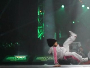 Una niña francesa de 6 años baila Break Dance