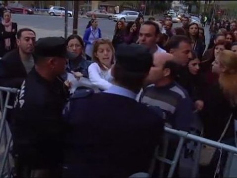 Escenas de tensión y nerviosismo en Nicosia al cargar los antidisturbios contra la protesta frente al Parlamento chipriota