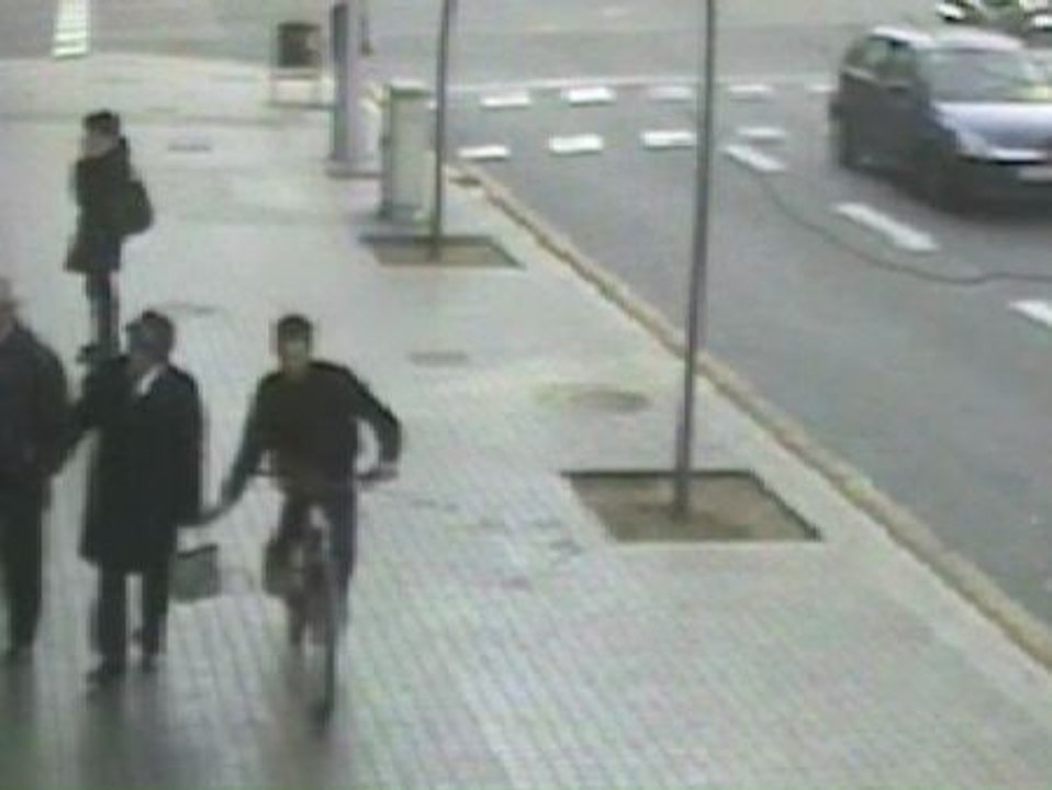 Robaba bolsos y móviles sin bajarse de la bici