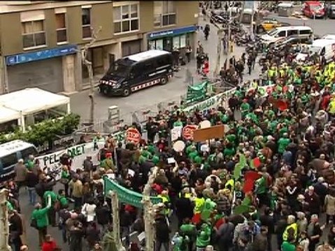 Protestas del colectivo antidesahucios ante las sedes del Partido Popular por toda España