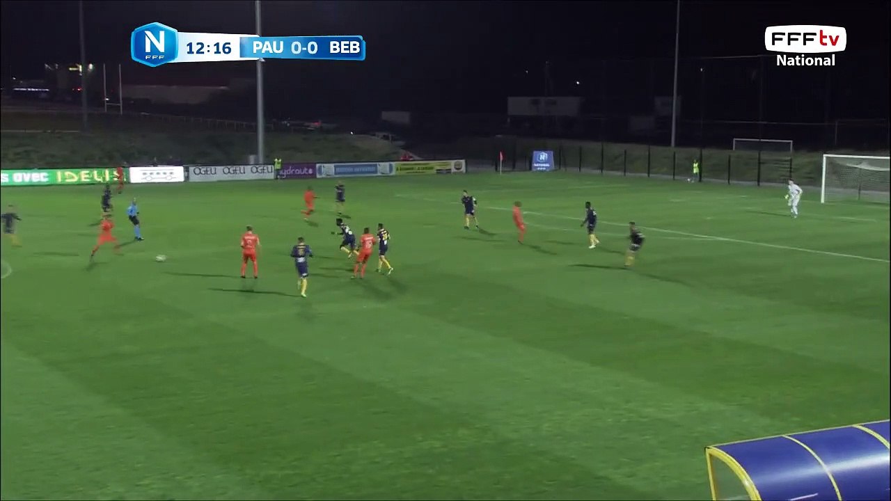 Magnifique reprise qui finit sur la barre transversale !