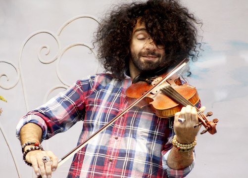 Ara Malikian da un concierto desde un escaparate de la Gran Vía de Madrid