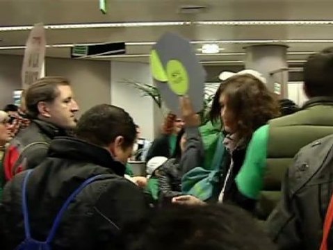 Toman sucursal bancaria para denunciar un swap