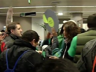 Toman sucursal bancaria para denunciar un swap