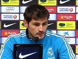 Casillas sustituye a Mourinho en la rueda de prensa