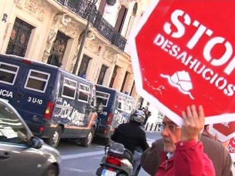 La PAH pide el fin de los desahucios a notarios y bancos