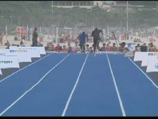 Bolt corre en la arena de la playa de Copacabana
