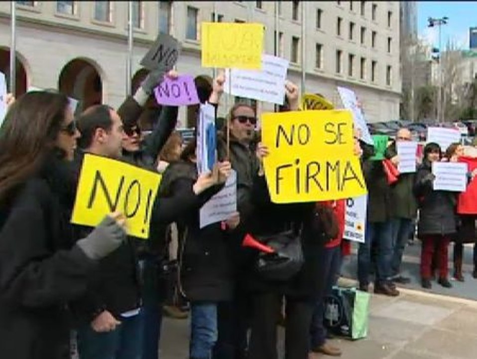 Los sindicatos mayoritarios firman el acuerdo de Iberia y desconvocan los paros