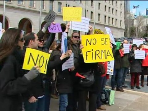 Los sindicatos mayoritarios firman el acuerdo de Iberia y desconvocan los paros