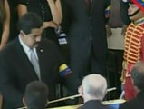 Maduro entrega una réplica de la espada del Libertador a Chávez