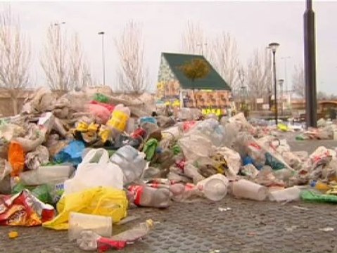 Toneladas de basura acumuladas tras el botellódromo de Granada