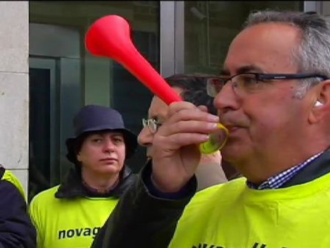 Miles de afectados por las preferentes plantan cara en la calle al plan de quitas sobre sus ahorros