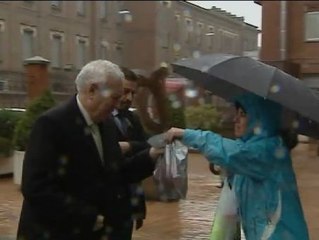 Iberia le entrega una camiseta al Rey