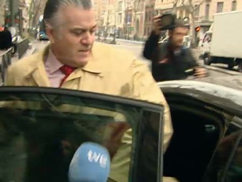 El PP demanda a El País y al autor de los falsos papeles