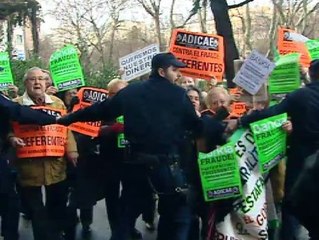 El presidente de Bankia es increpado por las víctimas de las preferentes