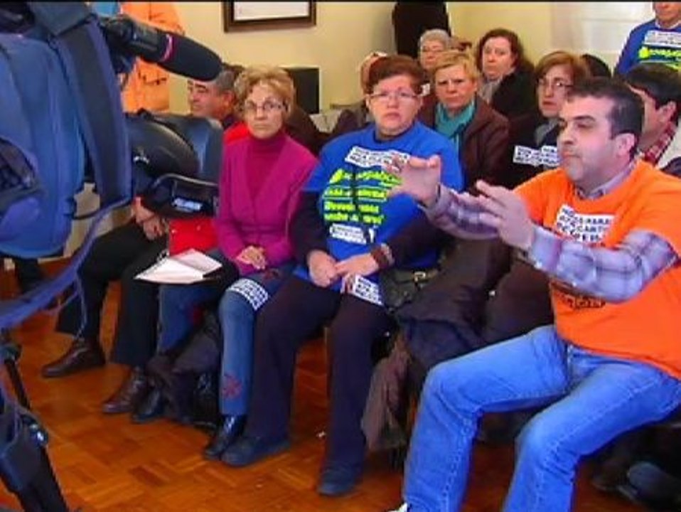 Afectados por las preferentes boicotean el pleno de As Neves