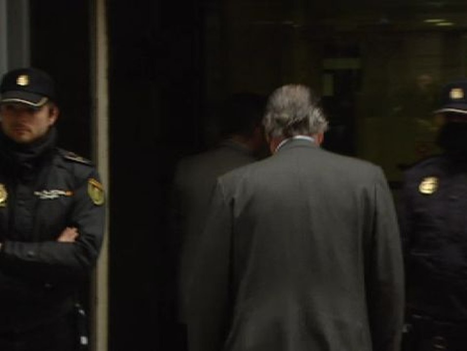 Luis Bárcenas entrega su pasaporte en la Audiencia Nacional