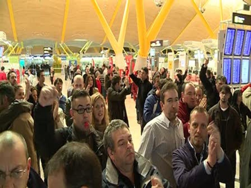 La T4 de Barajas vive el segundo día de huelga de Iberia