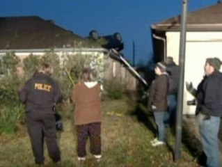 Un accidente acaba con un vehículo en el tejado de una vivienda