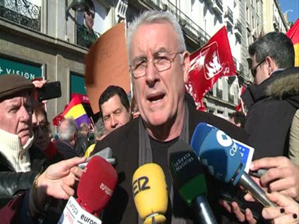 Lara: "Rajoy piensa en la España de los banqueros"