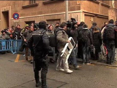 Cientos de personas muestran su indignación en los juzgados de Palma de Mallorca.
