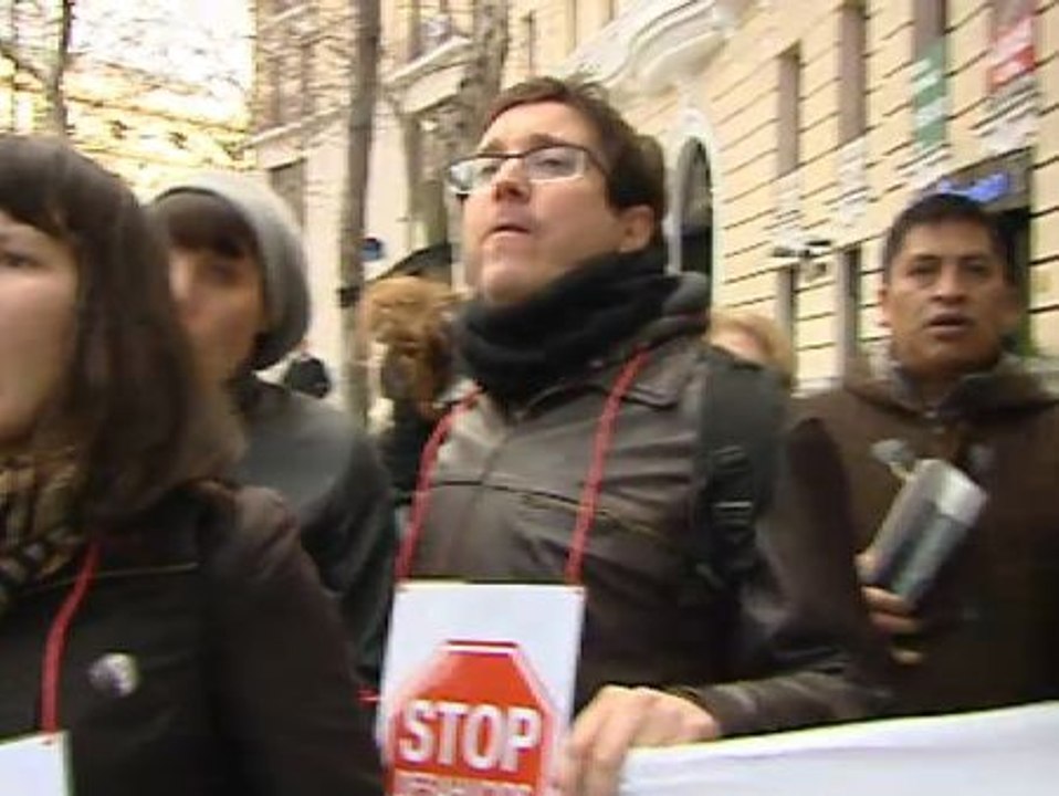 Un grupo de ciudadanos increpa a los asistentes al desayuno de Cospedal y Rajoy