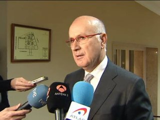 Durán pide a Montoro que diga "nombres y apellidos" de los diputados que no pagan sus impuestos