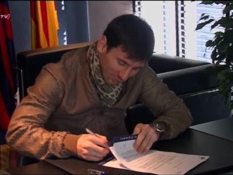 Leo Messi firma con el Barcelona hasta 2018