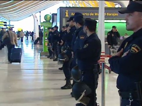 DESPLIEGUE POLICIAL EN BARAJAS POR LA HUELGA