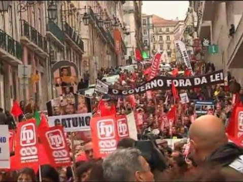 Miles de portugueses salen a la calle contra los recortes