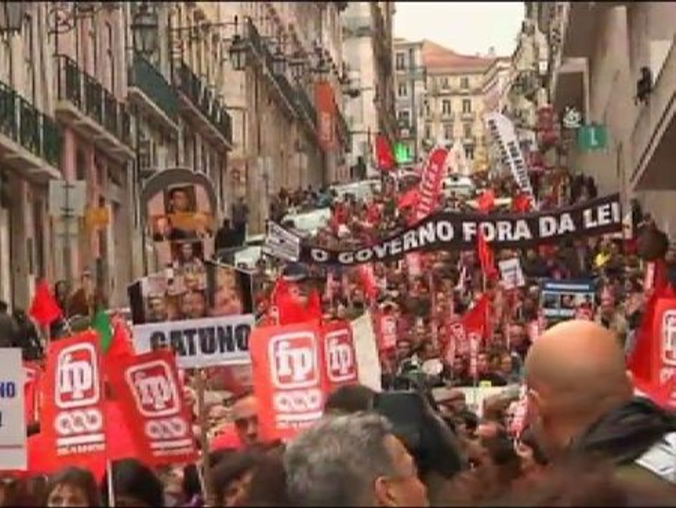 Miles de portugueses salen a la calle contra los recortes