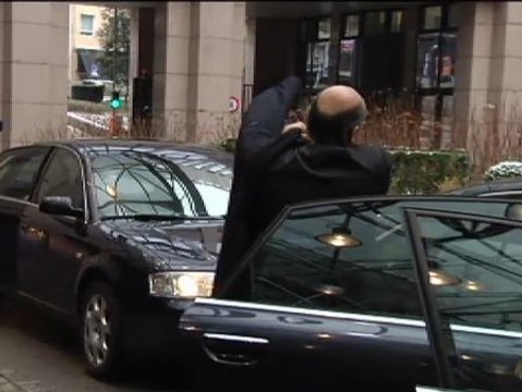 De Guindos asegura que se aplicará la ley si hubo pagos en negro