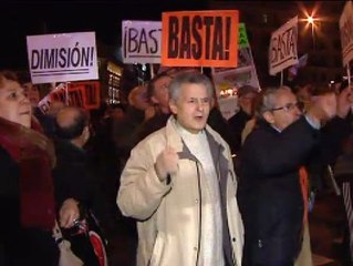 Reparto de sobres en la concentración de protesta ante la sede del PP