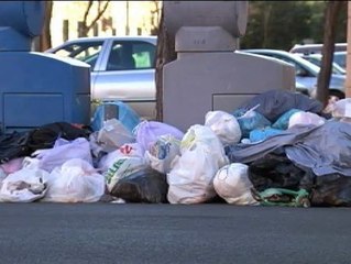 Video herunterladen: Más de 500.000 kilos de desperdicios en las calles de Sevilla por la huelga de basuras