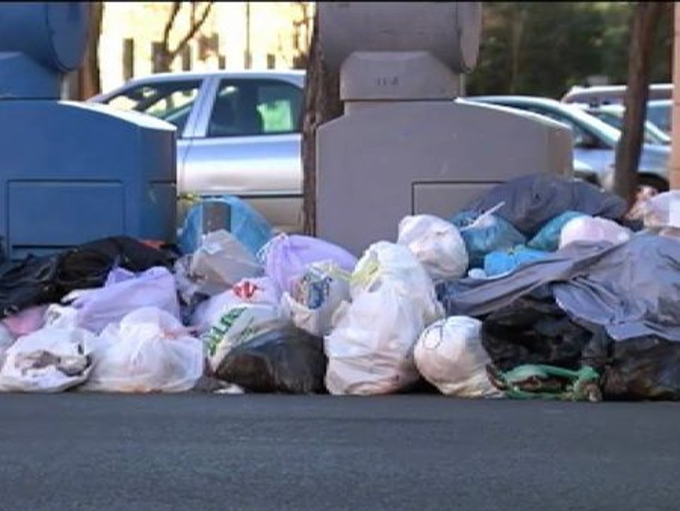 Más de 500.000 kilos de desperdicios en las calles de Sevilla por la huelga de basuras