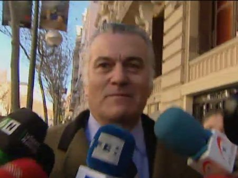 Luis Bárcenas recibido con gritos en la Fiscalía