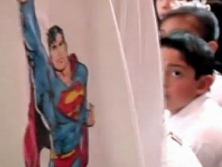 Un cura mexicano cambia sus hábitos para adpatarse a los niños