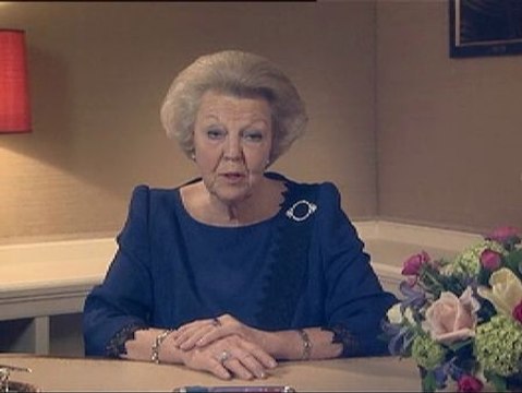 Abdica la reina Beatriz de Holanda