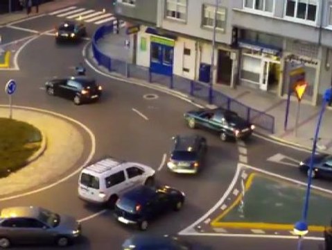 Un policía se pone en medio de una rotonda para enseñar como se conduce