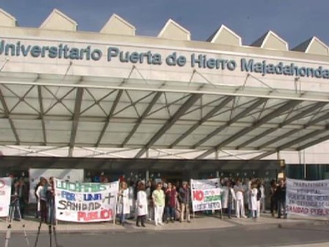 Los trajadadores del Hospital Puerta de Hierro protestan por el despido de 400 empleados no sanitarios