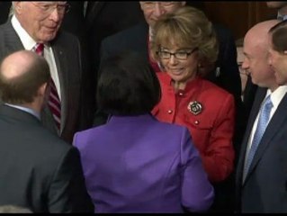 Giffords pide al Congreso coraje y que actúe "ahora" contra la violencia armada