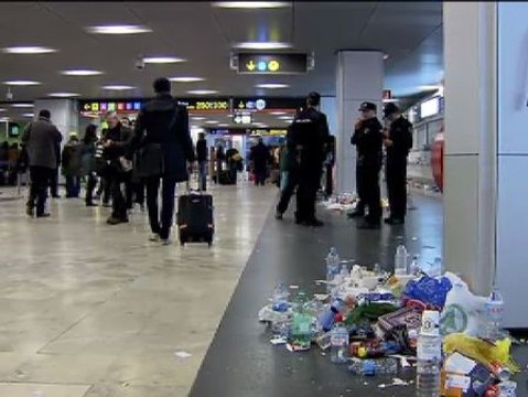 La basura se acumula en el aeropuerto de Barajas por quinto día consecutivo