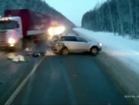 Una niña de dos años, a punto de ser a arrollada por un camión