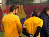 Aplausos para Piqué en el entrenamiento del Barcelona.
