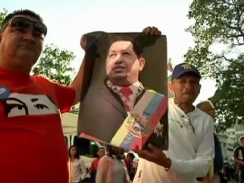 Cientos de personas celebran el regreso de Chávez a Venezuela