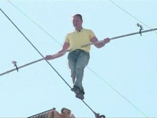 Un funambulista cruza una autopista de Florida